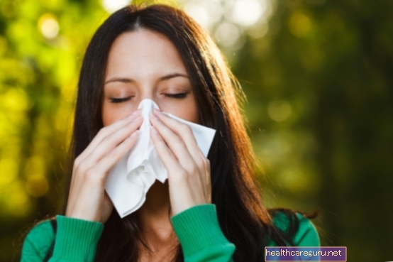 Alergi minyak wangi: gejala dan apa yang harus dilakukan untuk mengelakkannya