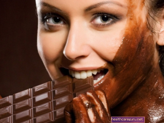 Chocolade is rijk aan antioxidanten en heeft een vochtinbrengende werking, omdat het effectief is om huid en haar te verzachten en daarom is het gebruikelijk om vochtinbrengende crèmes met dit ingrediënt te vinden. Chocolade kan direct op de huid en het haar worden aangebracht, maar het is ook mogelijk